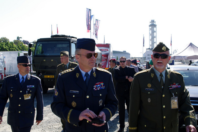 generál Picek v prostoru venkovních expozic