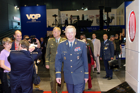 generál Picek mezi výstavními expozicemi v pavilonu „P“