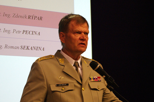 generálporučík Bečvář hovoří k přítomným