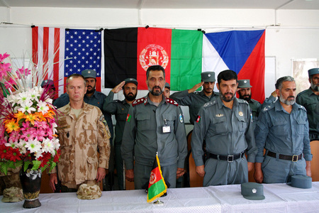 Hosté na zahájení ceremoniálu vyřazení nových afghánských policistů na závěr základního kurzu ANP