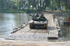 Překonání vodního toku přes mostové přepraviště ze soupravy PMS tankem T72 M4CZ