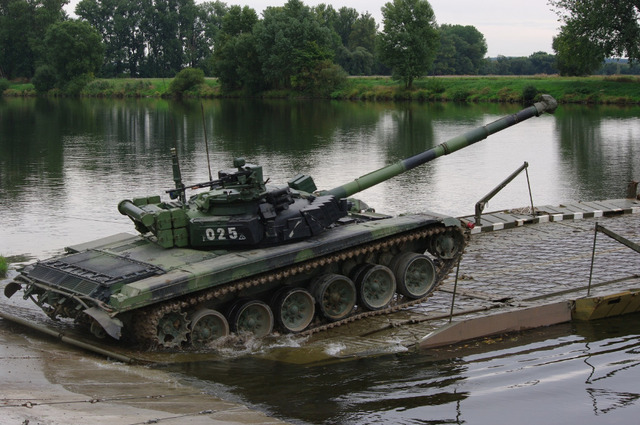 Nájezd tanku 72 M4CZ na zřízený pontonový most