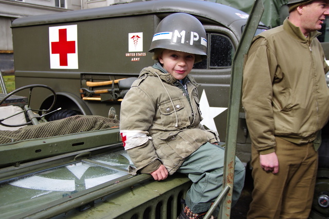 Malý vojenský policista na dnešním dni otevřených dveří v Ruzyni