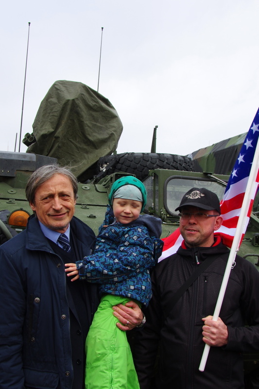 Ministr se zdravil i s lidmi, kteří se přišli podívat na techniku americké armády