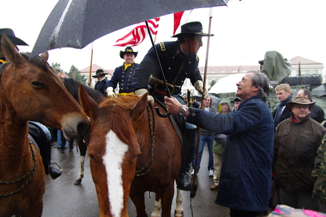 Ministr Stropnický zdraví herce Vydru a skupinu 2nd Cavalry Regiment - reenacting CZ 