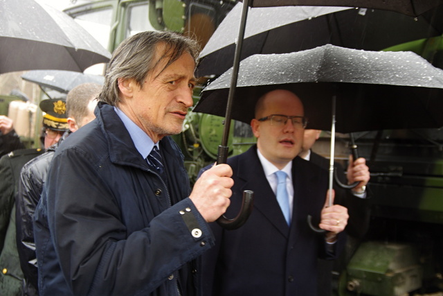 Ministr Stropnický provází kasárnami premiéra Sobotku