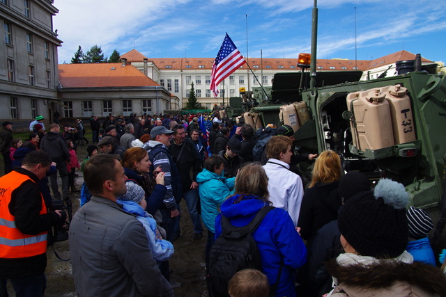Prostor ruzyňských kasáren byl návštěvníky zaplněný do posledního místa