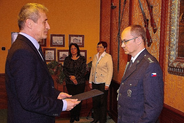 Plk.Štefek přebírá jmenovací dekret z rukou MO