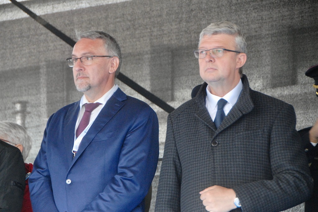 Ministři obrany Lubomír Metnar (vlevo) a průmyslu a obchodu a dopravy Karel Havlíček. 