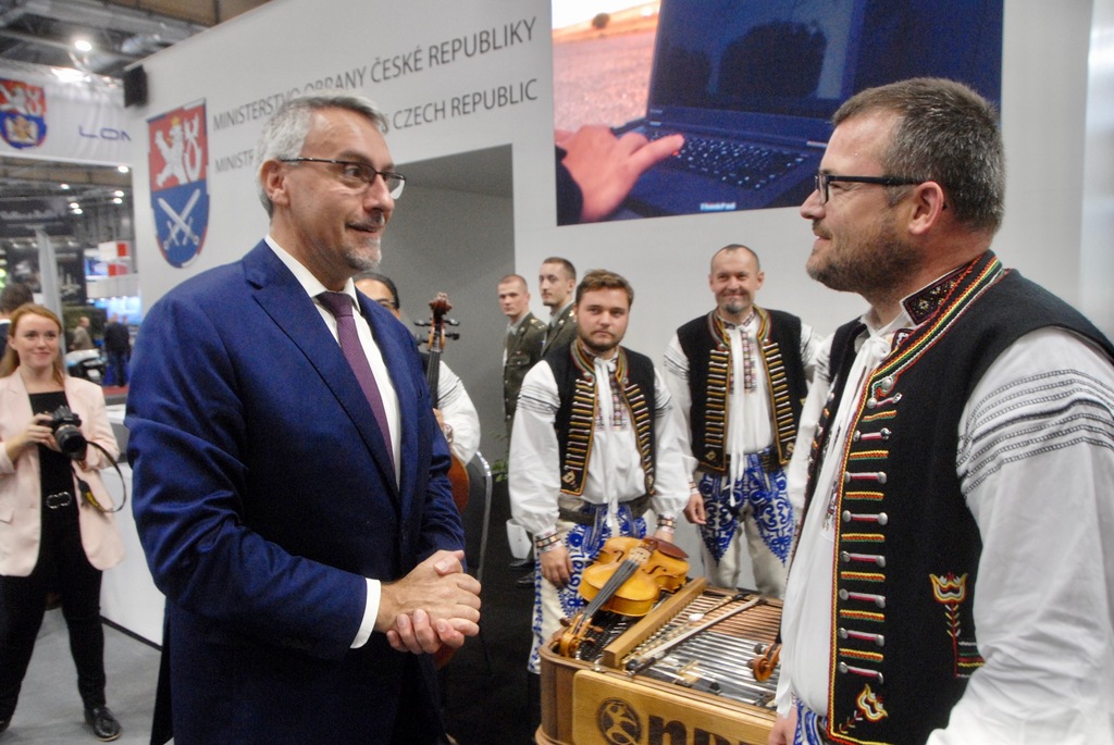 Z prohlídky expozice veletrhu IDET