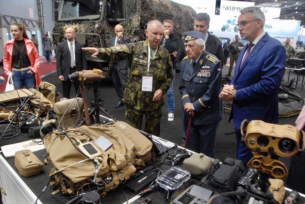 Ministr obrany s válečným veteránem armádním generálem Emilem Bočkem při prohlídce expozice veletrhu IDET