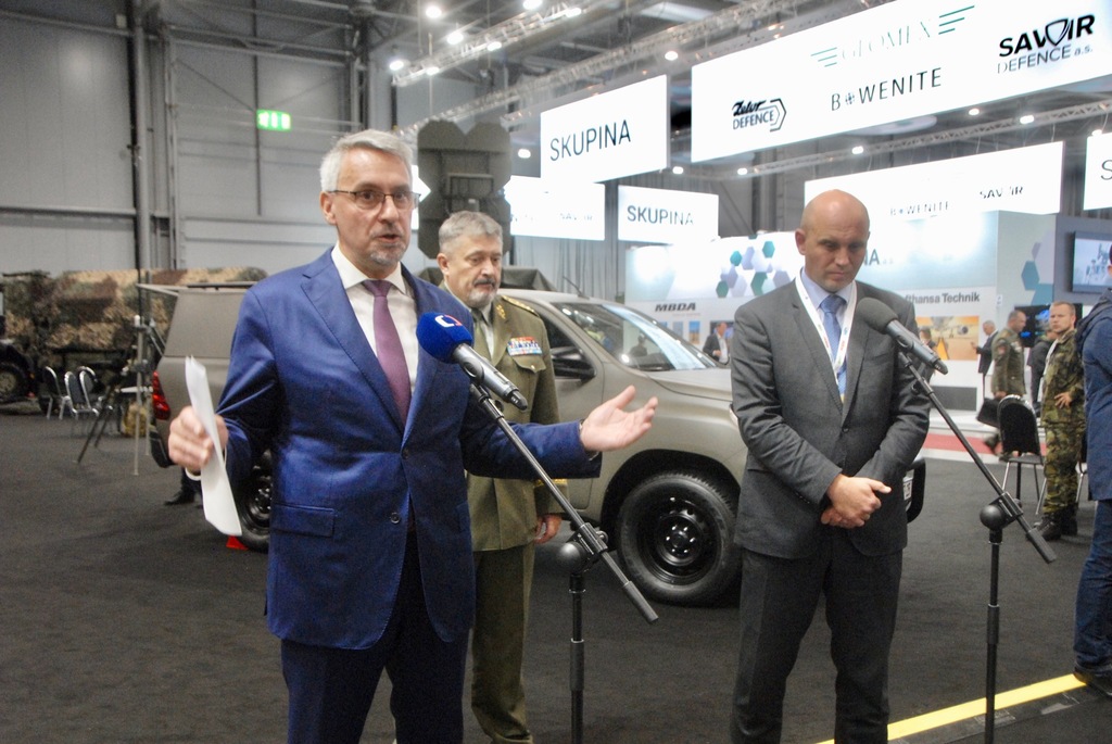 Z prohlídky expozice veletrhu IDET