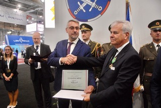 Ministr obrany předal Záslužný kříž generálnímu řediteli společnosti Veletrhy Brno za dlouhodobou spolupráci s resortem obrany