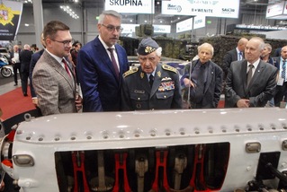 Ministr obrany s válečným veteránem armádním generálem Emilem Bočkem při prohlídce expozice veletrhu IDET