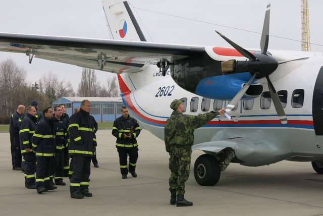 Instruktáž u letadla L-410