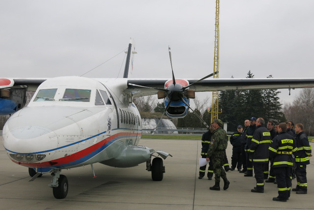 Vojenští hasiči u celosvětově rozšířeného československého letounu L-410