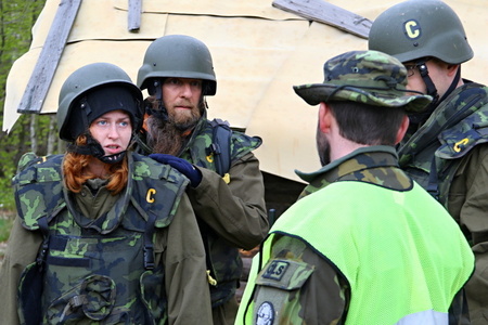 Je to pro nás nová zkušenost, hodnotí kurz přežití novináři a humanitární pracovníci