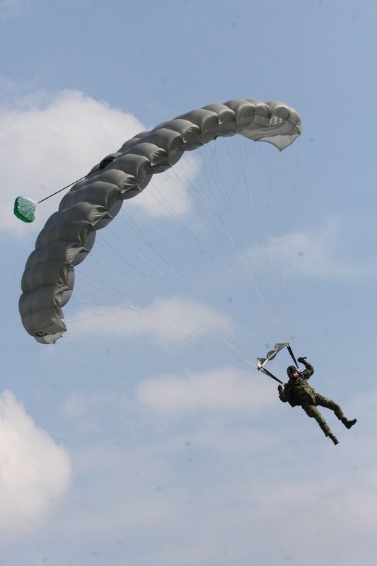 Instruktoři výsadkové přípravy se zdokonalují v seskocích na sportovních padácích typu „křídlo“