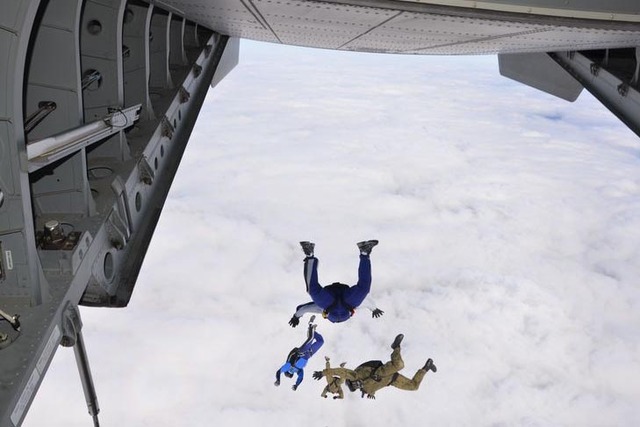Instruktoři výsadkové přípravy spolu s polskými kolegy při hromadném výskoku.