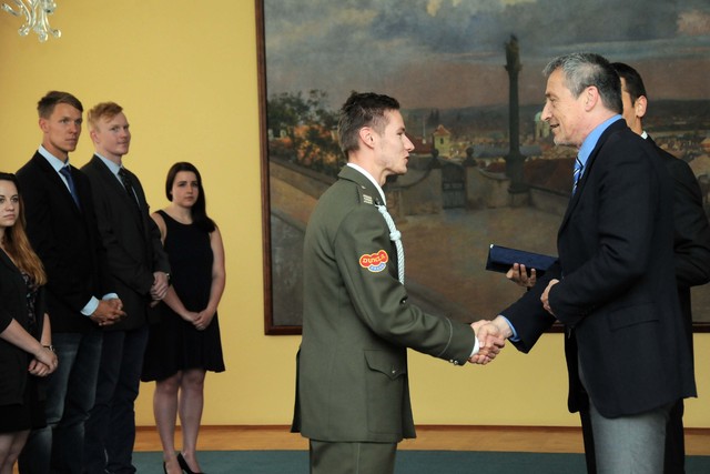 Ministr obrany a praporčík Pavel Maslák, halový mistr světa v běhu na 400 m