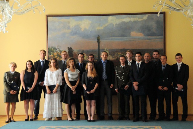 Společná fotografie ministra obrany se sportovci