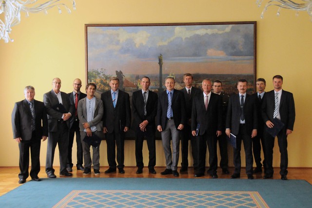 Společná fotografie s jejich trenéry