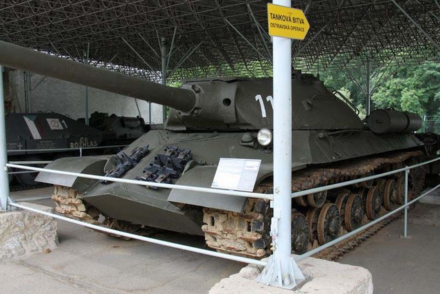 Sovětský těžký tank IS-3 (2)