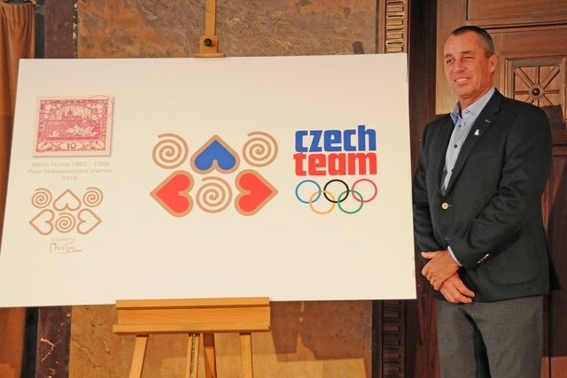 Ivan Lendl představuje inspiraci pro motiv oblečení českých olympioniků - známku Alfonse Muchy