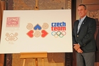Ivan Lendl představuje inspiraci pro motiv oblečení českých olympioniků - známku Alfonse Muchy