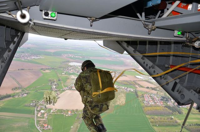 Rozsvícené zelené světlo je pro výsadkáře signálem k seskoku