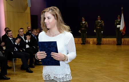 Jako první si pro pamětní list ministra obrany přišla Ester Ledecká, letošní mistryně a vícemistryně světa.