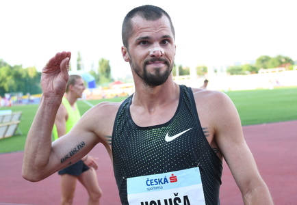 Jakub Holuša proběhl cílem běhu na 1500 m jako třetí v čase 3:36,98.