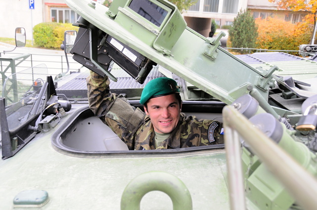 Jakub Holuša vyzkoušel vojenskou techniku