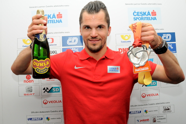 Jakub Holuša se svojí stříbrnou medailí