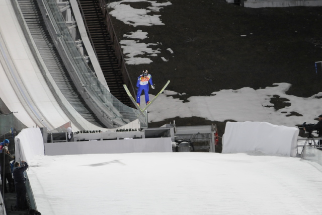 Jan Matura při letu ze středního můstku