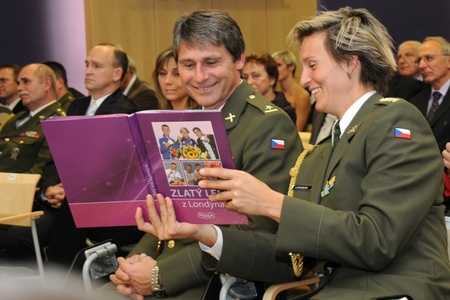 Jan Železný a Bára Špotáková si prohlíželi publikaci Zlatý lesk z Londýna