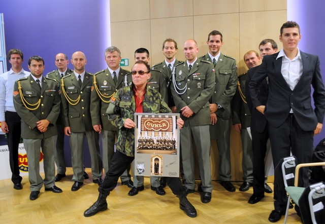 Jan Saudek se sportovci z kalendáře DUKLA 2012