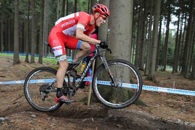 Jaroslav Kulhavý celý závod jezdil ve dvojici s jediným soupeřem Švýcarem Nino Schurterem.
