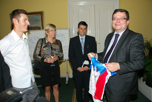 Jaroslav kulhavý dal ministru Vondrovi svůj repre dres