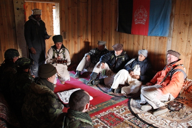Jednání s místním stařešinou a pro Afghánistán tak typický čaj