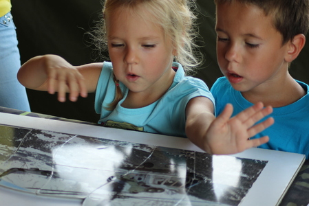 Jedním z úkolů pro malé soutěžící bylo skládání puzzlí