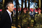 Jens Stoltenberg, generální tajemník NATO debatuje s výsadkáři