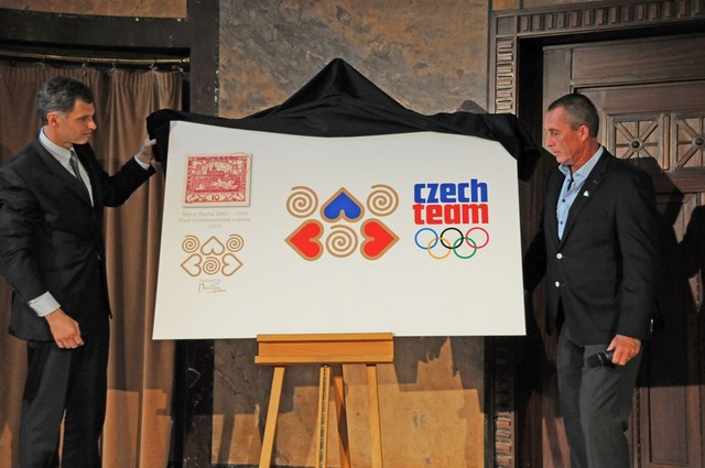 Jiří Kejval a Ivan Lendl (vpravo) odhalují motiv českých olympioniků do Soči