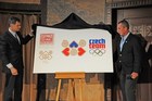 Jiří Kejval a Ivan Lendl (vpravo) odhalují motiv českých olympioniků do Soči