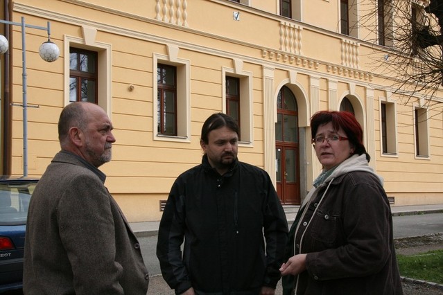 Jiří Šeffl (vlevo) místostarosta Spáleného Poříčí Jindrřich Jindřich (uprostřed) a učitelka ZŠ Ivana Paseková