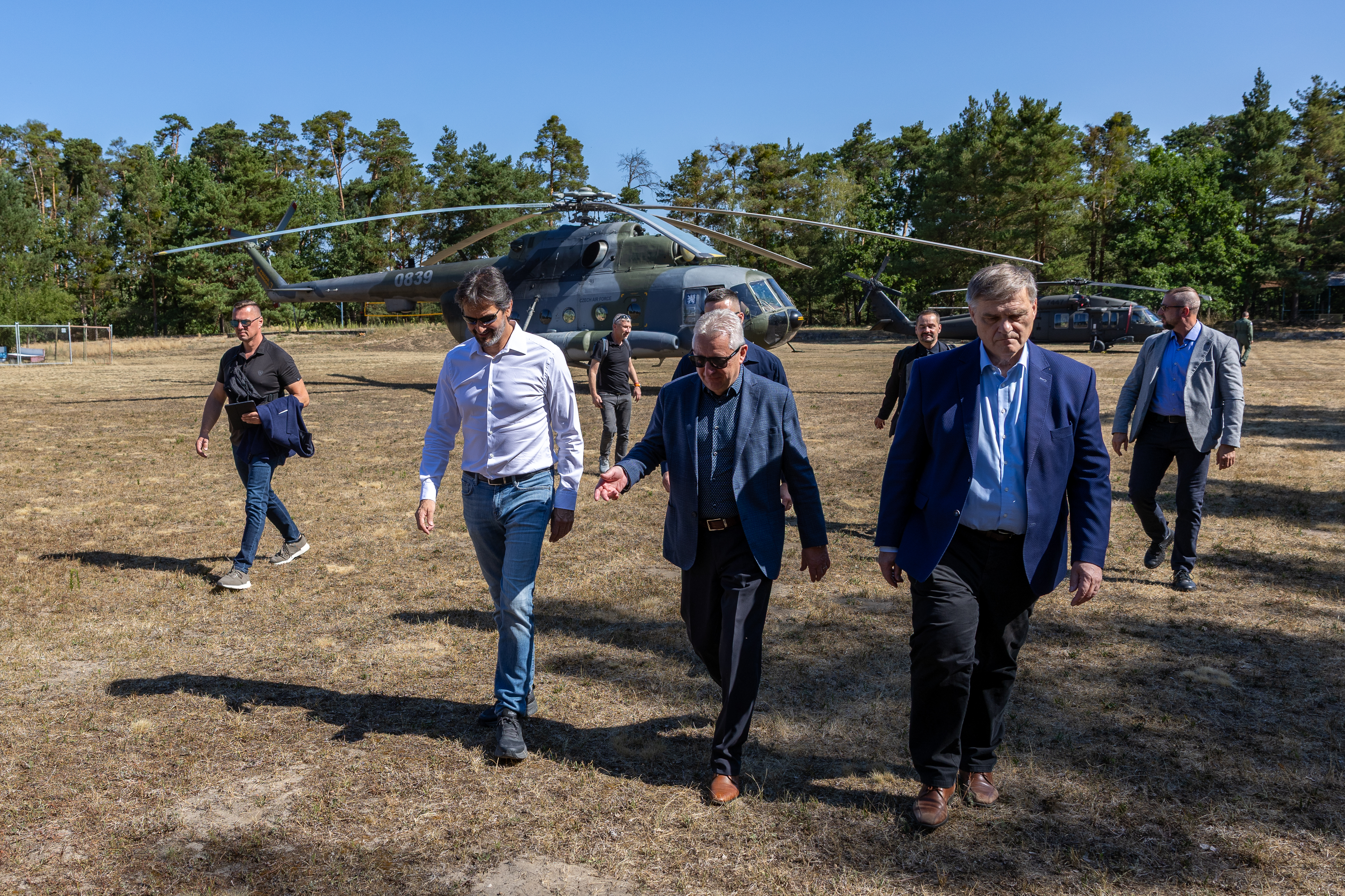 Na pozvání ministra obrany Slovenska Roberta Kaliňáka se dnes ministr obrany Jaromír Zůna zúčastnil prezentace moderních dělostřeleckých systémů v areálu VTSÚ Záhorie 
