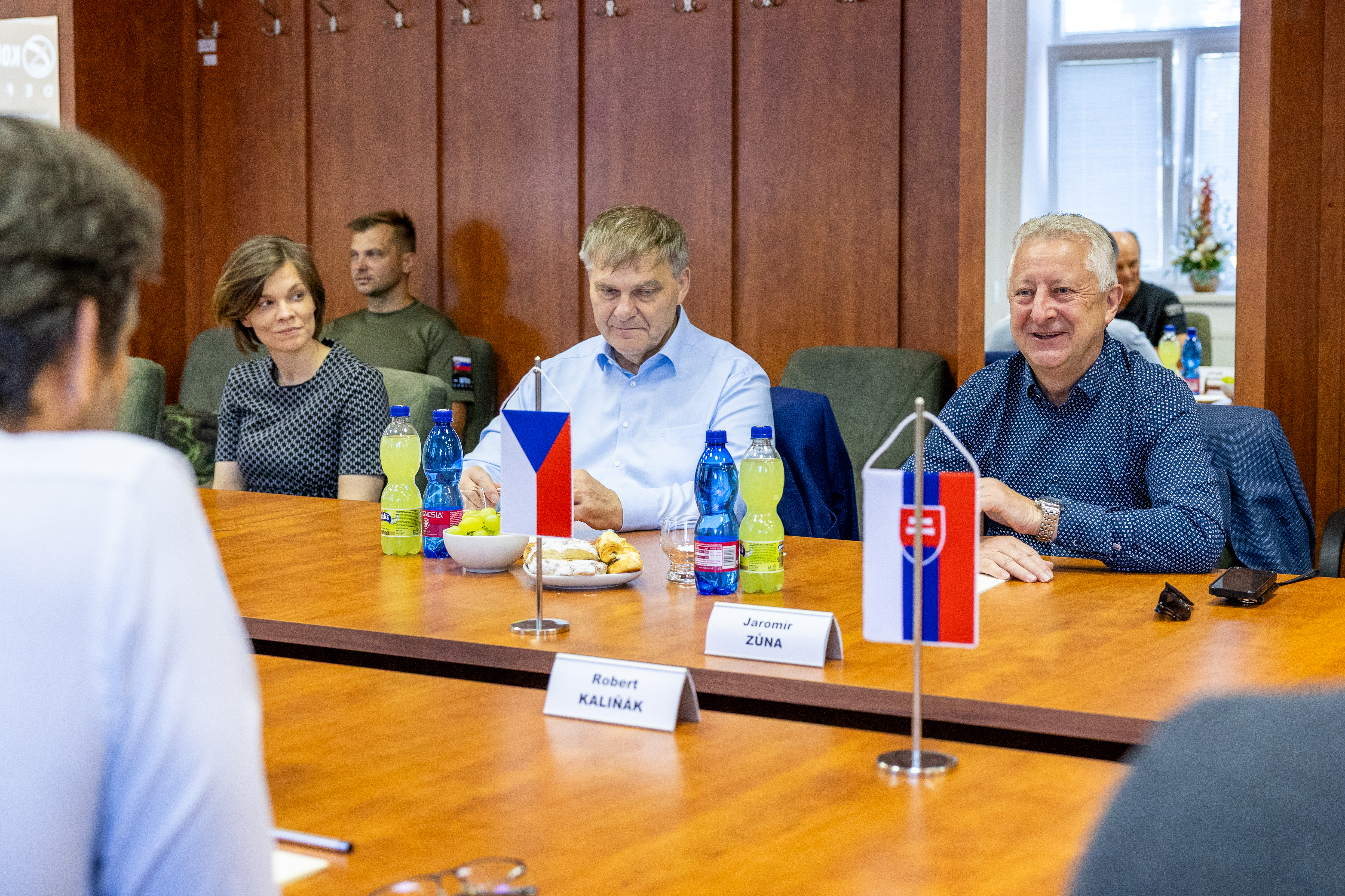 Ministr obrany Jaromír Zůna (vpravo) a velvyslanec ČR na Slovensku Rudolf Jindrák