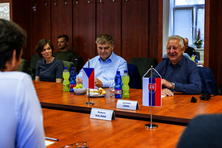Ministr obrany Jaromír Zůna (vpravo) a velvyslanec ČR na Slovensku Rudolf Jindrák