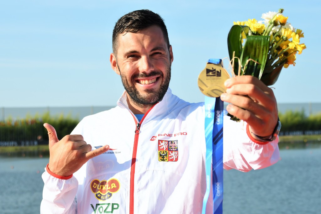 Josef Dostál s medailí mistra světa na 500 m z MS 2018