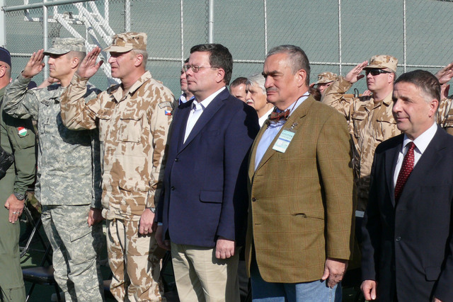 Delegace během ceremoniálu udílení medailí NATO „Non Article 5“ za službu v operaci ISAF